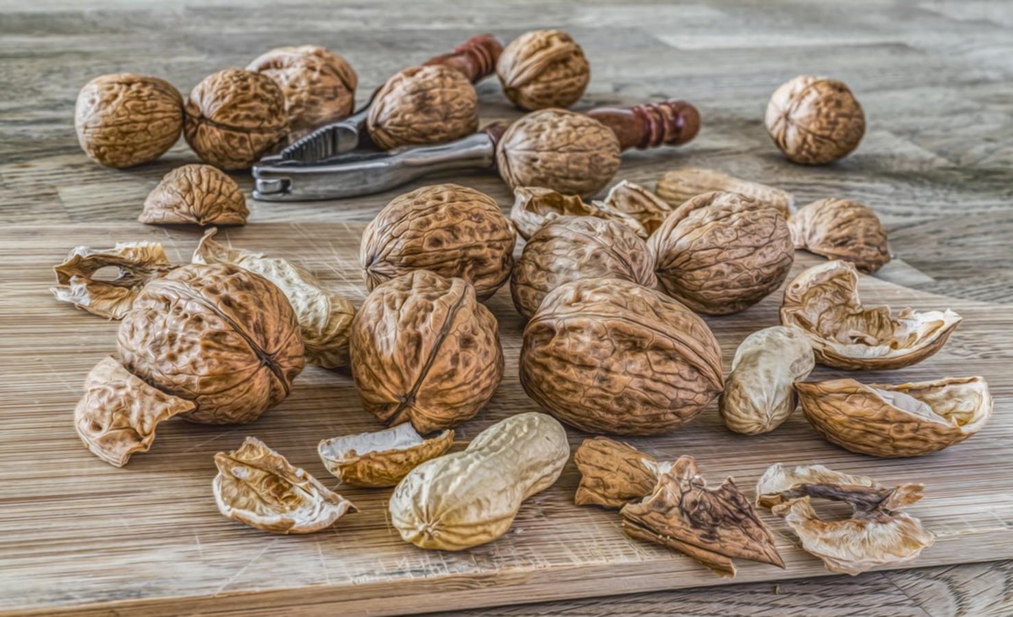 Nuez. Al igual que la mayoría de los frutos secos, las nueces son un alimento muy energético. Tiene 59 gramos de grasa por cada 100, pero de estos solo son saturadas 6,43 gramos. Es un alimento sin colesterol, que por su alto contenido en fibra nos ayuda a saciarnos y puede ser nuestro aliado a la hora de perder peso.