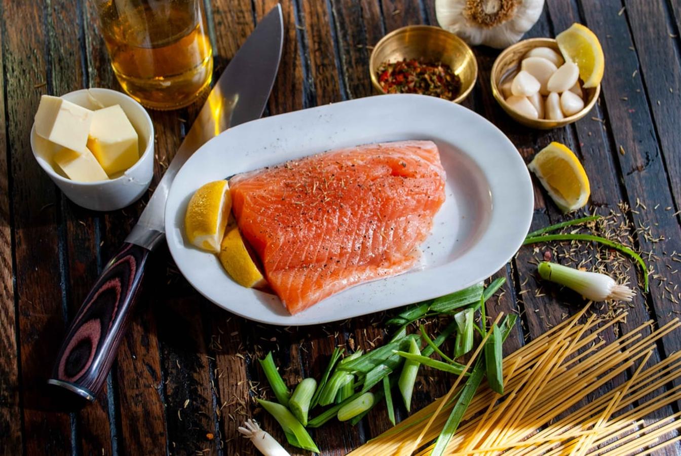 Salmón. El salmón tiene un alto contenido en grasas, pero la mayoría de ellas son insaturadas. Es así que, de los 12 gramos de grasa que tiene por cada 100, solo 2.16 están saturados. Este pescado una excelente fuente de proteínas de alta calidad, vitaminas y minerales. Pero es su contenido de ácidos grasos omega-3 lo que le aporta más valor. De hecho, el consumo de salmón con regularidad puede ayudar a reducir los factores de riesgo de padecer una enfermedad cardiovascular.