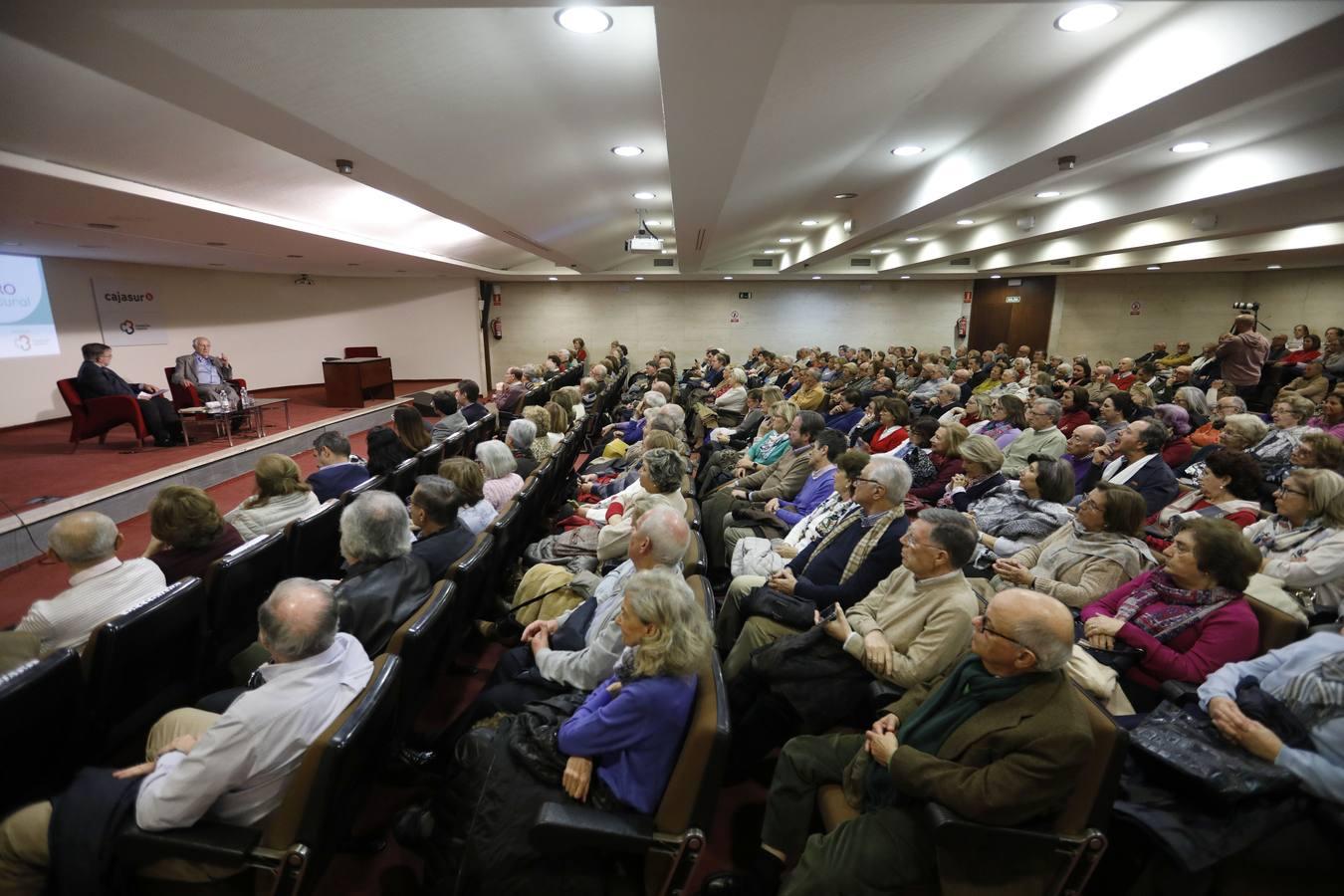 El Foro Cultural de ABC Córdoba con Inocencio Arias, en imágenes