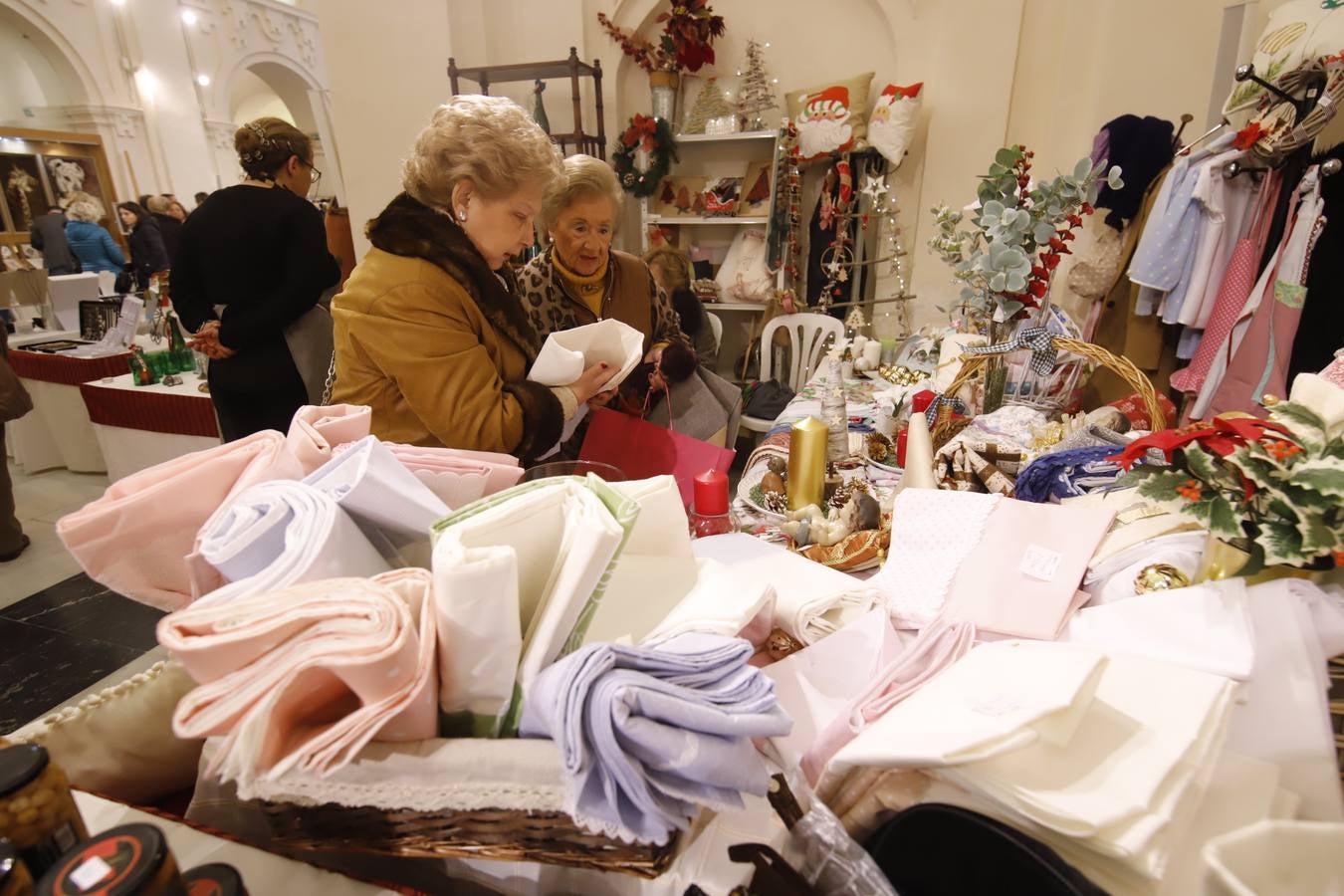 En imágenes, el Baratillo de Adevida de Navidad