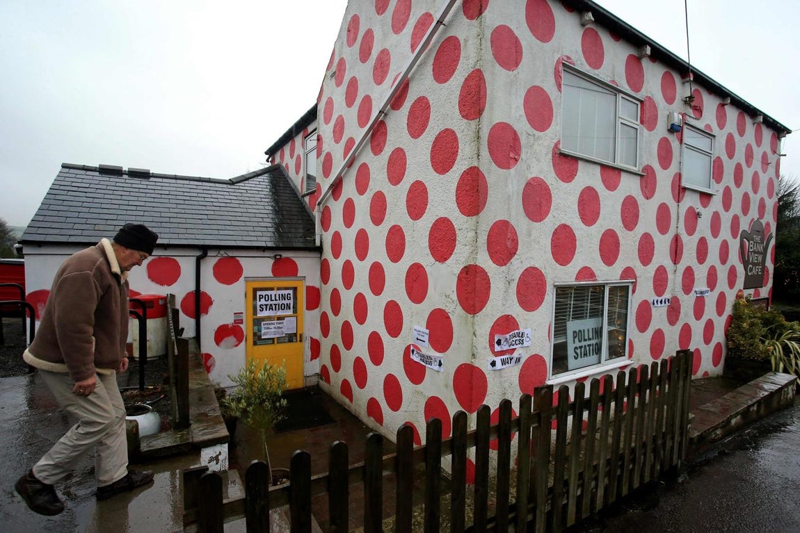 Un hombre acude a un café del barrio de Stockbrigde (nordeste de Inglaterra) a depositar su voto. 