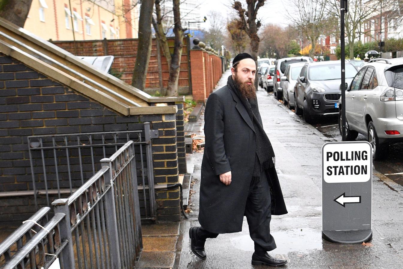 Un judío ortodoxo tras participar en las generales anticipadas del Reino Unido en Londres. 