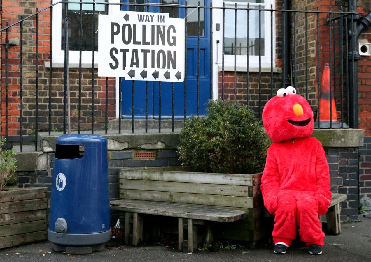 No es Barrio Sésamo, aunque lo parezca. Elmo, uno de los personajes de la serie infantil «mascota» del partido de Corbyn. 