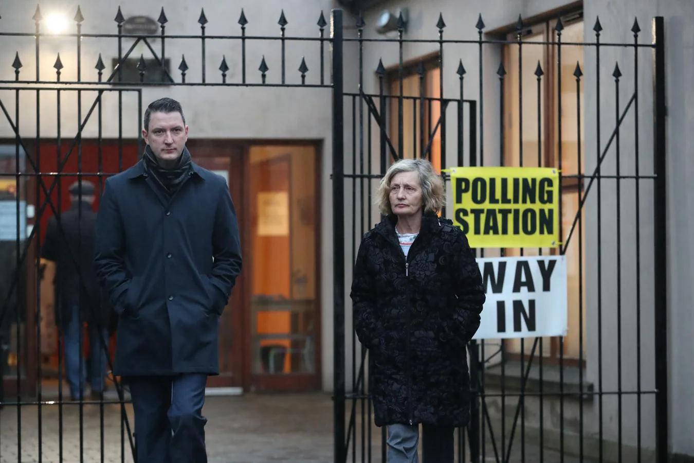 El candidato del Sinn Fei del norte de Belfast, John Finucane, con su madre, a la salida del centro electoral. 