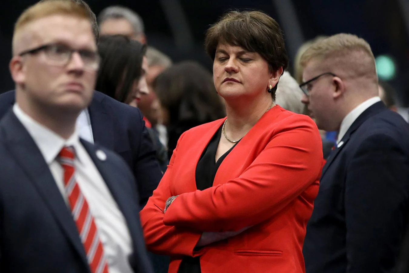 El Partido Unionista Democrático (DUP), socio del Gobierno de Londres durante la anterior legislatura y contrario al Brexit, ha perdido dos de los escaños que tenía. En la imagen, de rojo, su líder, Arlene Foster. 