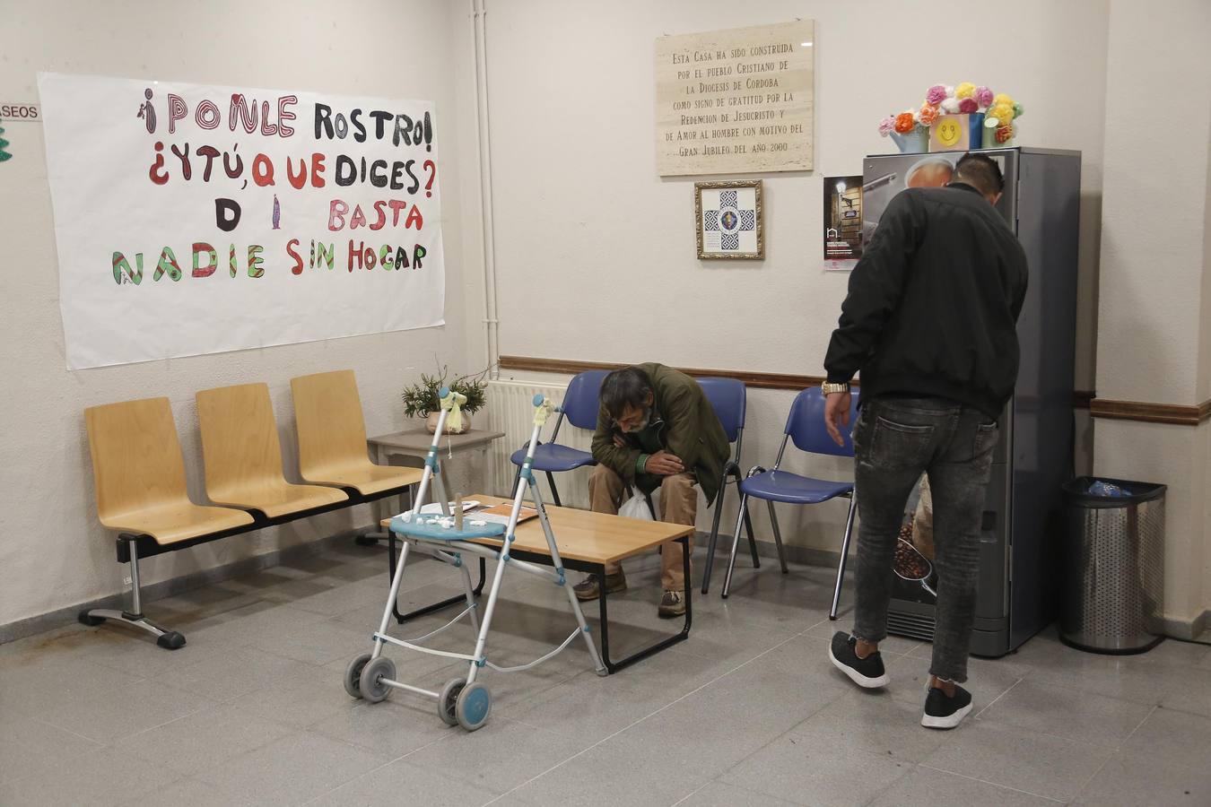 Un día en la casa de acogida Madre del Redentor de Córdoba, en imágenes