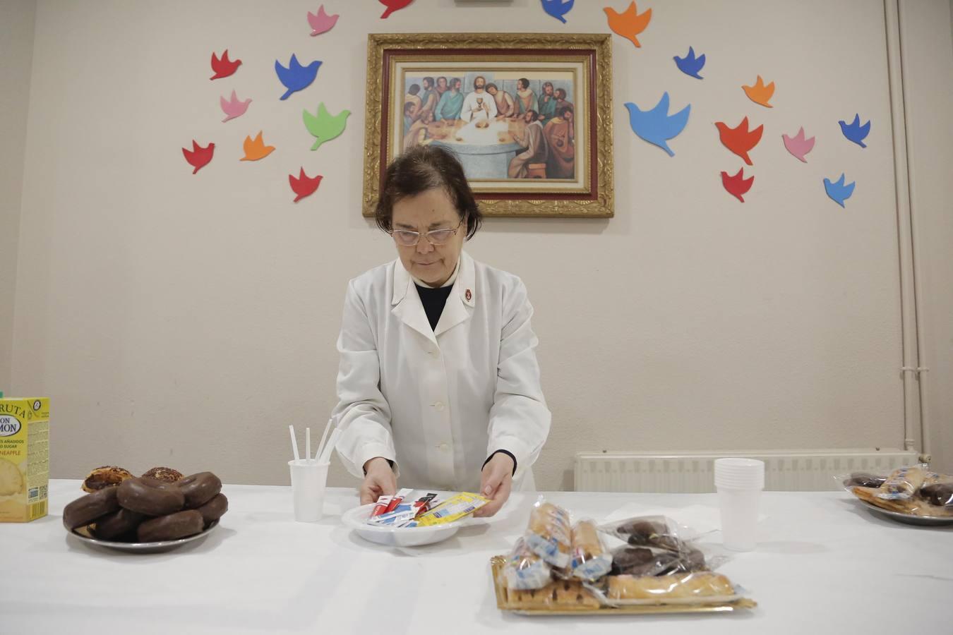 Un día en la casa de acogida Madre del Redentor de Córdoba, en imágenes