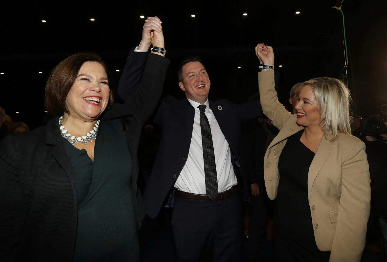 Los líderes del Sinn Féin (SF), antiguo brazo político del IRA, celebran los resultados obtenidos en Irlanda del Norte. Conservan los siete escaños si bien no los ocupan porque se niegan a jurar lealtad a la corona. En el centro, el candidato John Finucane. 