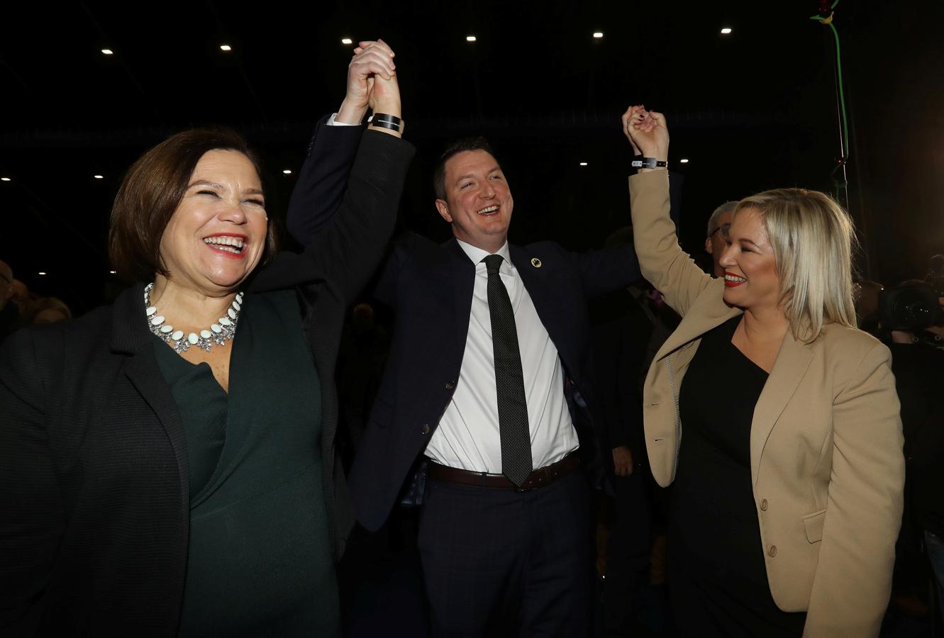 Los líderes del Sinn Féin (SF), antiguo brazo político del IRA, celebran los resultados obtenidos en Irlanda del Norte. Conservan los siete escaños si bien no los ocupan porque se niegan a jurar lealtad a la corona. En el centro, el candidato John Finucane. 