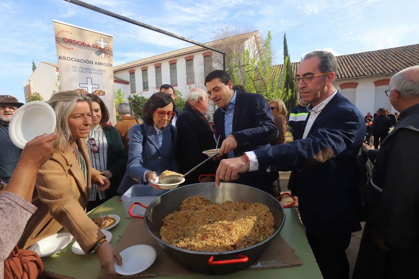 Las tradicionales migas de los hermanos de la Cruz Blanca en Córdoba, en imágenes