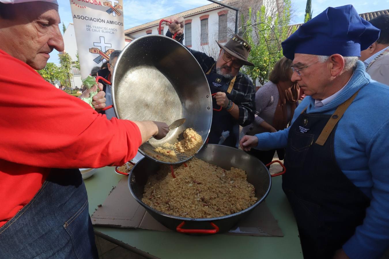 Las tradicionales migas de los hermanos de la Cruz Blanca en Córdoba, en imágenes