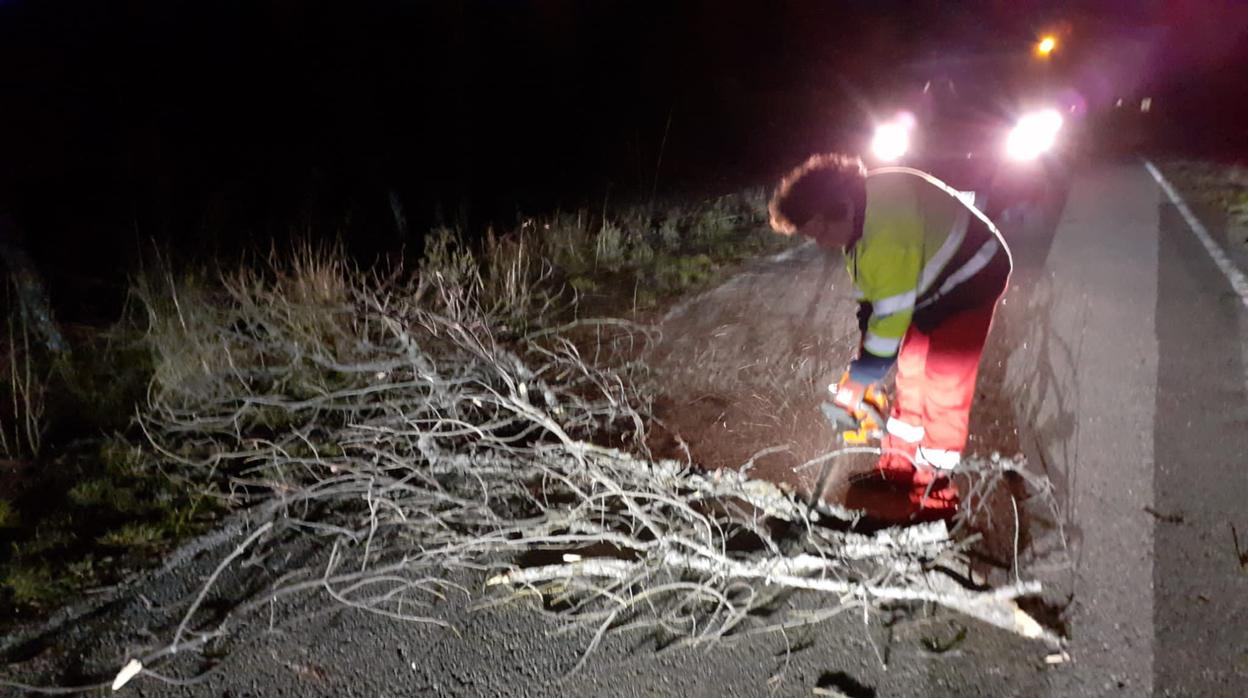 Las imágenes que han dejado las fuertes rachas de viento en Segovia