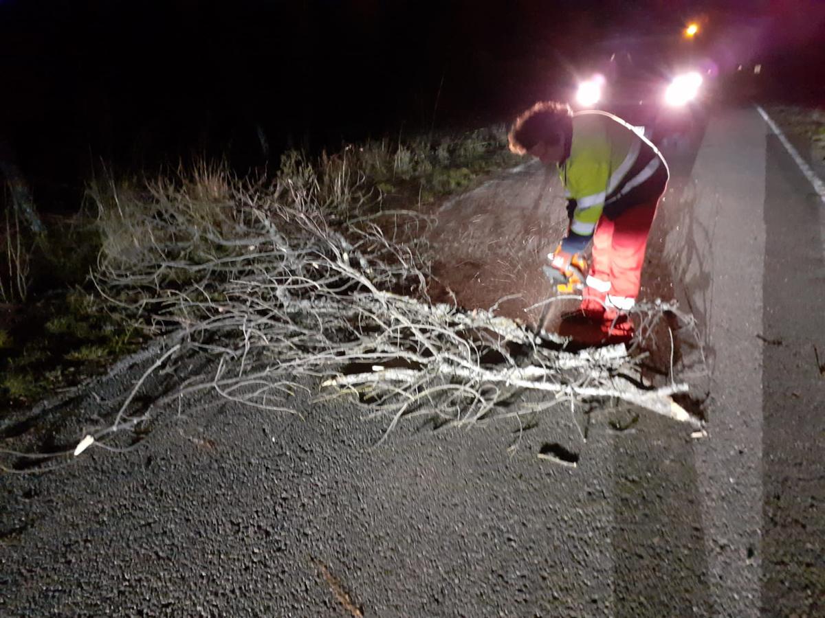 Personal de la Diputación trabajando esta noche para recuperar la vialidad de las carreteras