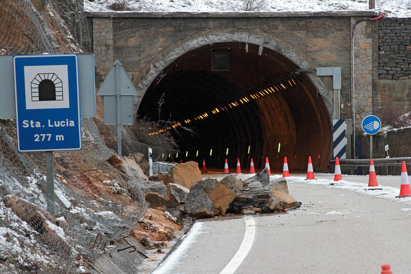 Deslizamiento de tierra provocado por el deshielo a la entrada de Santa Lucía de Gordón (León)