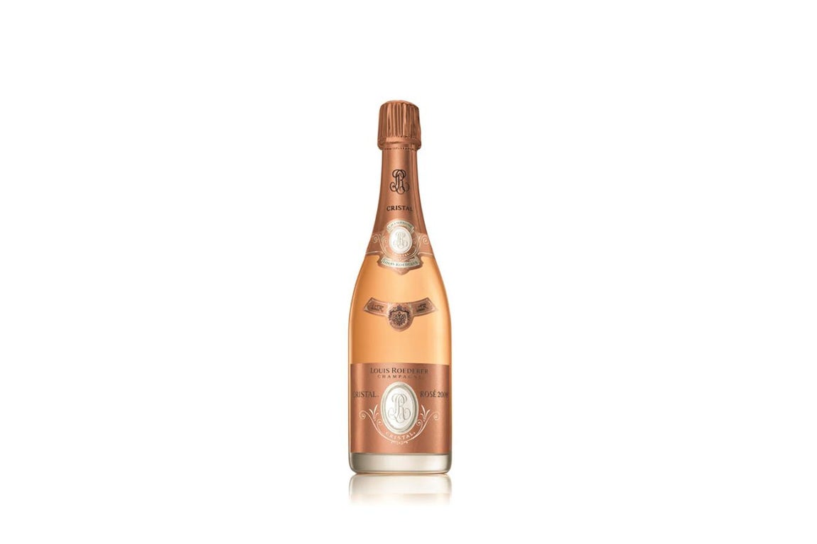 Louis Roederer Cristal Rosé 2008. Uva: 56% de Pinot noir - 44% de Chardonnay. Fase visual: Color rosa brillante con algunos reflejos asalmonados. Efervescencia suave y regular que se origina en toda la copa y proporciona una apariencia casi cremosa. Fase olfativa: Bouquet delicado y sutil en el cual se mezclan, en la primera nariz, los aromas finos de pétalos de flores y de frutos secos. Luego aparecen aromas a frutos rojos pequeños y ácidos como la grosella y las fresas de bosque. Fase gustativa: Las notas empolvadas, líquidas y sólidas a la vez, recuerdan a los taninos de las semillas, de madurez perfecta y lignificadas. Notas de avellanas y una sensación de talco, casi aceitosa, característica de los grandes Pinot noirs. El final, se apoya en notas minerales y aciduladas, recuerda los cítricos confitados y el yuzu. Precio: 545€