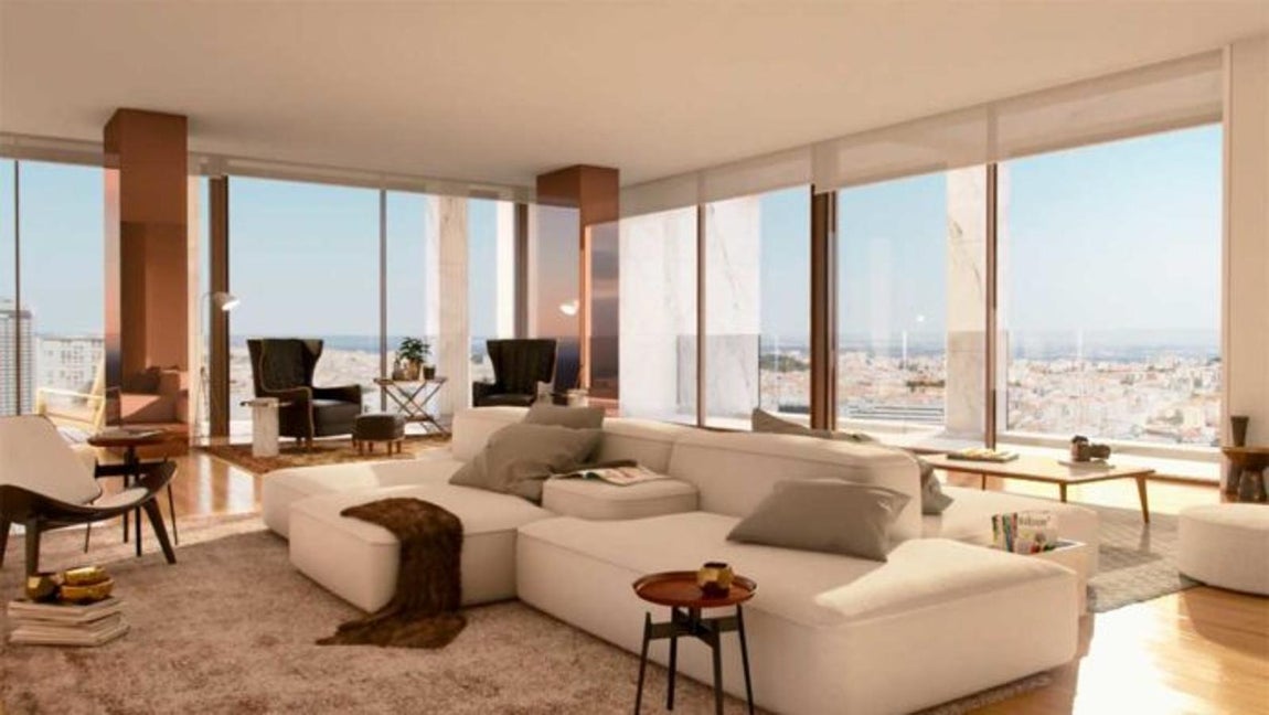 Ático Dúplex Castilho,33. Cristiano Ronaldo se habría comprado las dos últimas plantas del complejo miden y 288 m² (la 13) y 287 m² (la 14) ésta última está dotada de una terraza superior de 260 m² que se articula alrededor de una piscina infinita. Alrededor de esta zona hay muebles de lujo con materiales resistentes aptos a los cambios de temperatura y las condiciones extremas