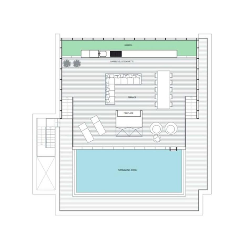 Ático Dúplex Castilho,33. En el plano de la azotea se aprecia que la piscina, a pesar de su tamaño, es sólo la tercera parte de la planta. A la derecha hay una galería que actúa como sala de estar y espacio de reunión que da acceso a una enorme superficie al aire libre con pavimento de madera que da la posibilidad de amueblarse con múltiples variedades de muebles de exterior. En el lado opuesto a la piscina hay un espacio ajardinado que ejerce con pulmón y refresca el ambiente de la zona