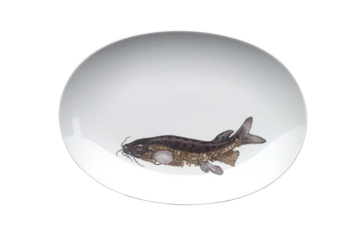 Vajilla Monsterkompendium. Los animales mecánicos del ilustrador gallego Celsius Pictor saltan a las piezas únicas de esta vajilla de porcelana blanca de Lisboa. Así, estos personajes mitad bicho mitad máquinas, nacidos de collages de antiguos grabados fusionados con ilustraciones digitales, cobran vida en forma de platos hondos, llanos y de postre, bandejas, cucharas de degustación, pala de tartas, tazas y tetera, estas últimas personalizables a gusto del cliente. Precio: entre 15 y 40 € por pieza.