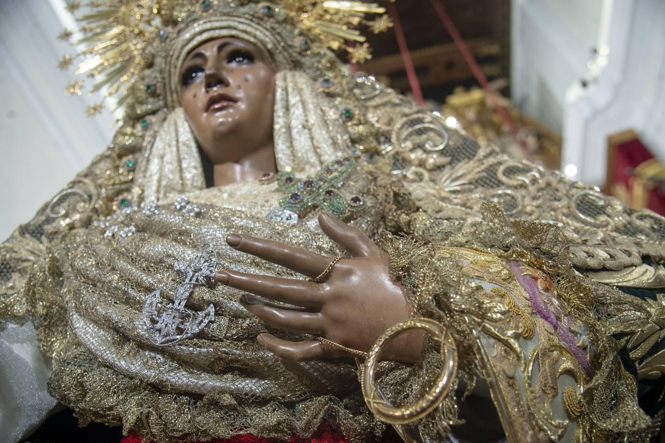 La Esperanza de Triana, en besamanos