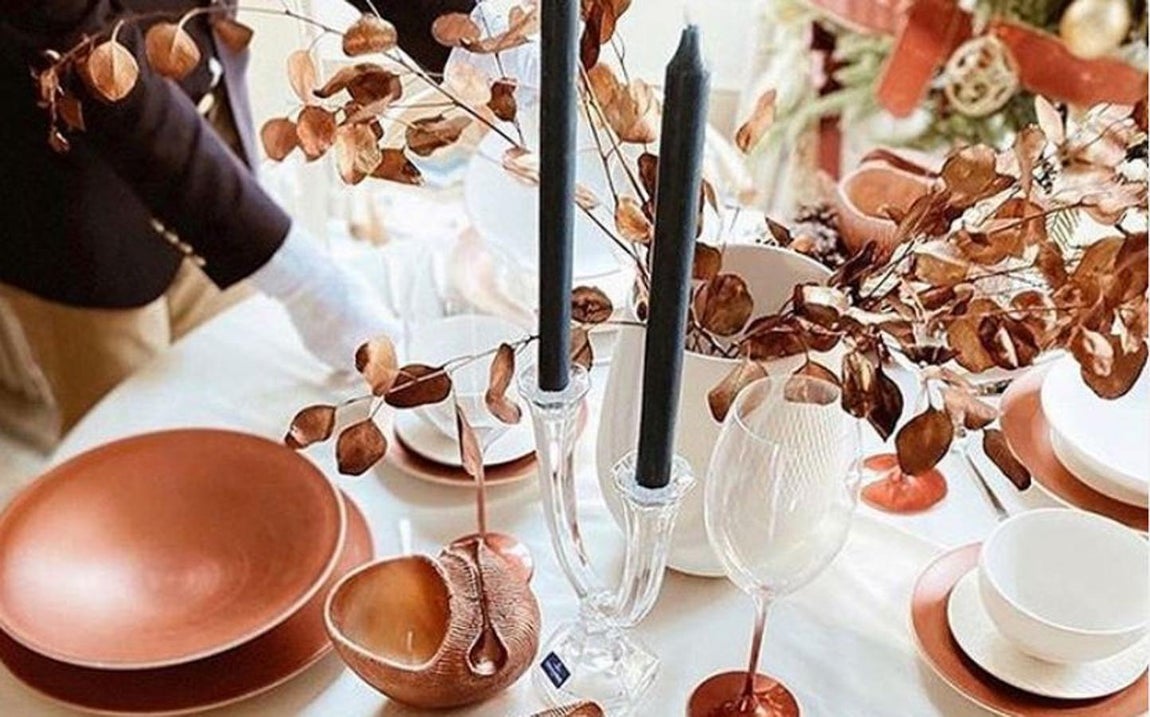 Vuelve el candelabro. Individual, barroco, de cristal, de plata... el candelabro vuelve con mucha presencia a las mesas de navidad
