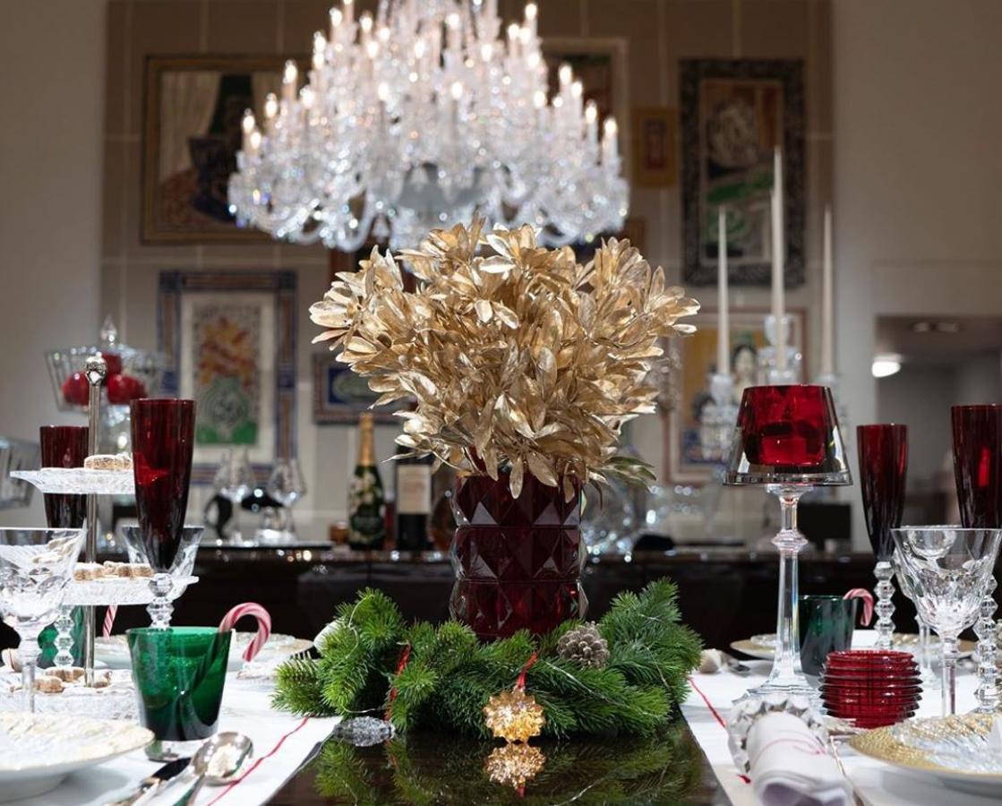 Todo al rojo. Es el color por excelencia de la navidad junto con el verde. Baccarat apuesta por piezas de cristalería en tonos fuertes y llamativos