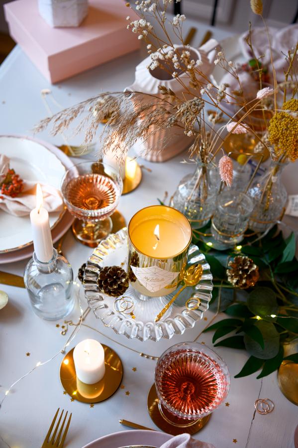 Detalles únicos. La interiorista y decoradora Virginia Nieto recomienda mesas grandes para que cada invitado tenga un espacio que le rinda homenaje. Para no crear sensación de caos reuniremos objetos especiales en un plato pequeño y el centro de esta decoración puede ser una vela. My Jolie Candle tiene un catálogo con velas de lujo con cristal de Swaroski y personalizadas con los signos zodiacales (entre otras opciones)