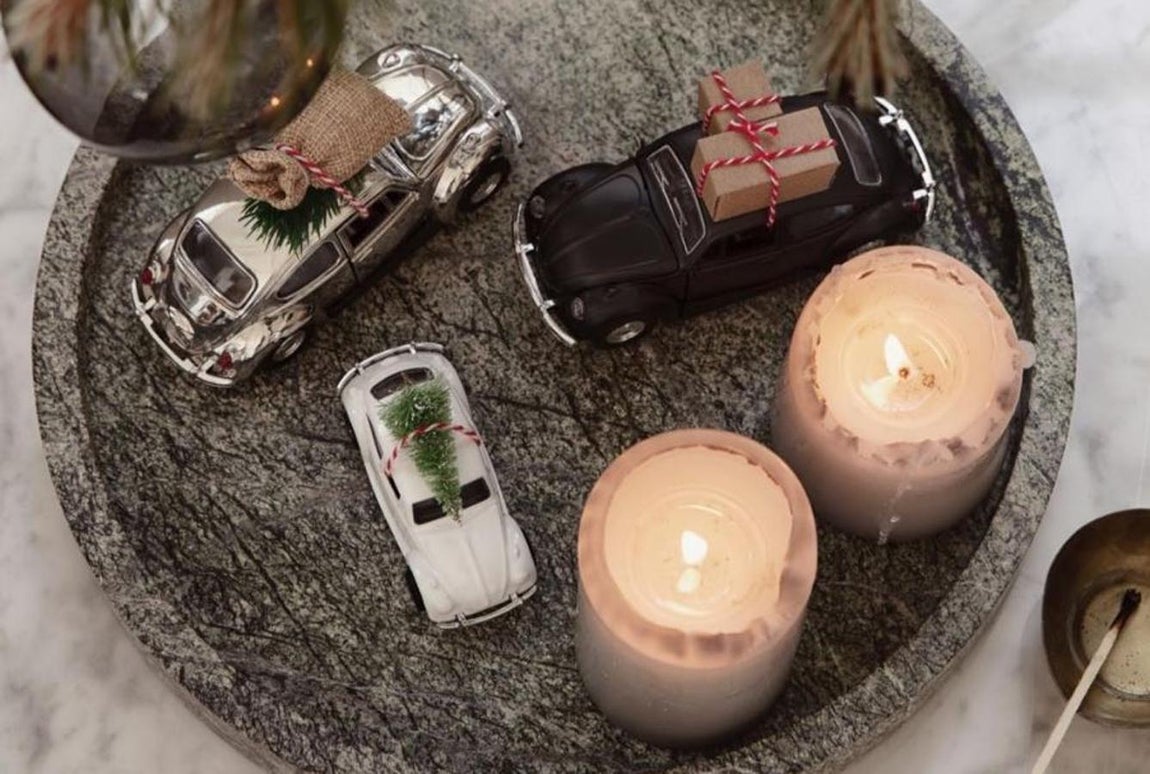 Mesa temática. Junto a cada invitado una pequeña decoración con elementos sobre sus pasiones (música, motor, los viajes que hizo)  se trata de una decoración resumida a la mínima expresión