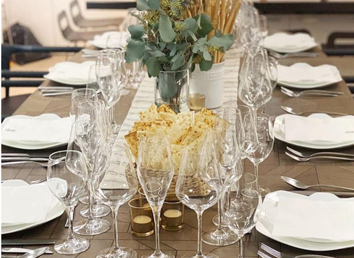 Platos de diferentes formas. Sorprender a los invitados parece un reto, pero realmente si cuidamos el detalle no es una tarea complicada. Los platos no sólo pueden elegirse con un ribete o decoración determinada. Si se superponen platos de formas diferentes desencajaremos al comensal y demostraremos originalidad