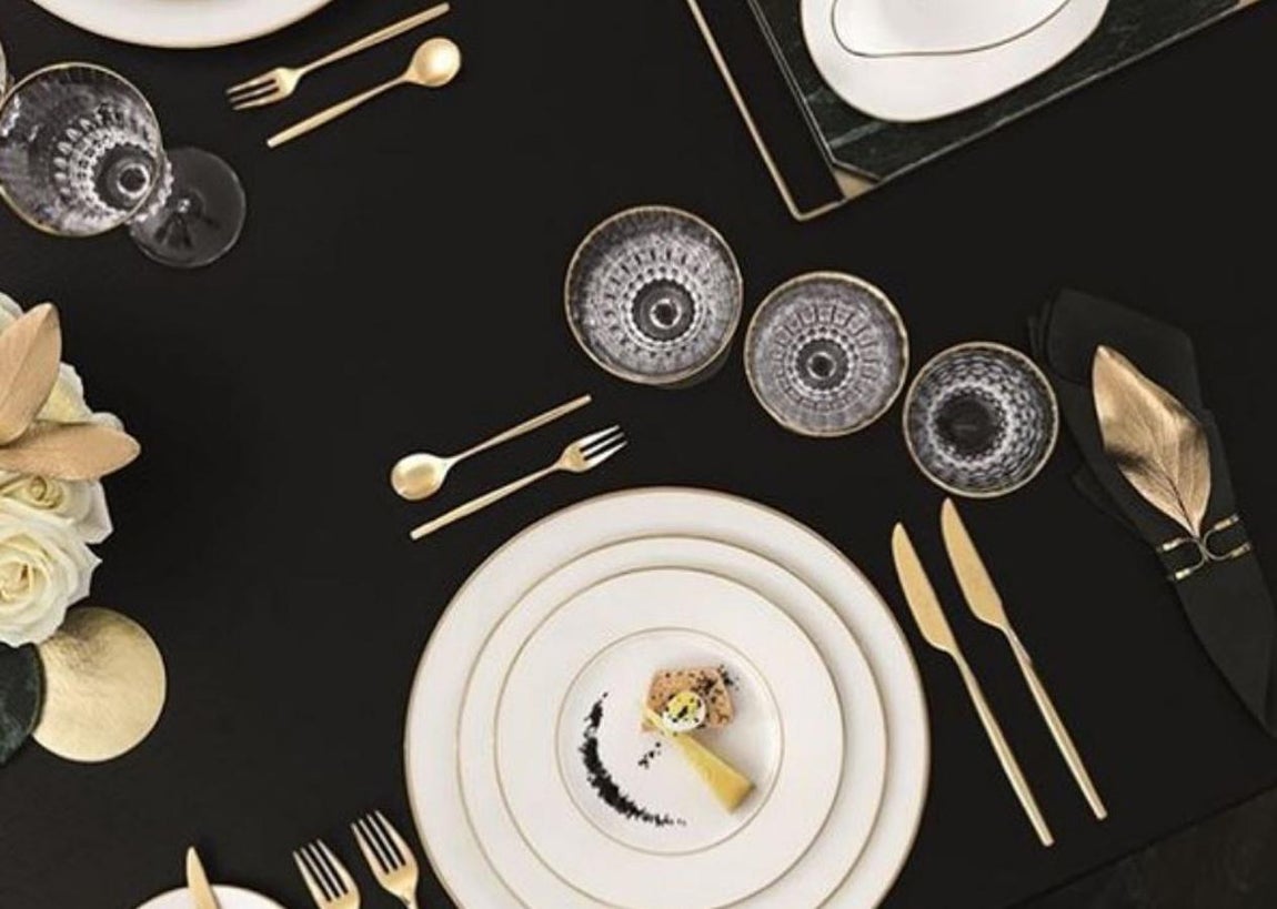 Recupera el servilletero. ¿Hace años que no vistes la mesa con un servilletero especial? Llega el momento de recuperar este artículo y elegir motivos originales para decorarlo