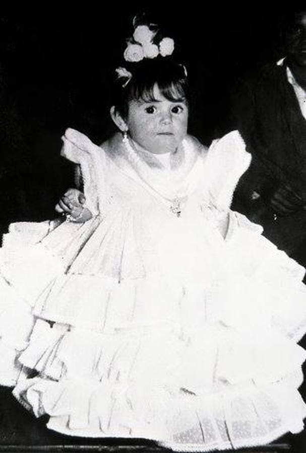 Flamenca desde pequeña. Imagen de Isabel Pantoja con dos años de dedad y vestida de flamenca. En su casa siempre se vivió el flamenco por la figura de su padre, Juan Pantoja «Chiquetete»