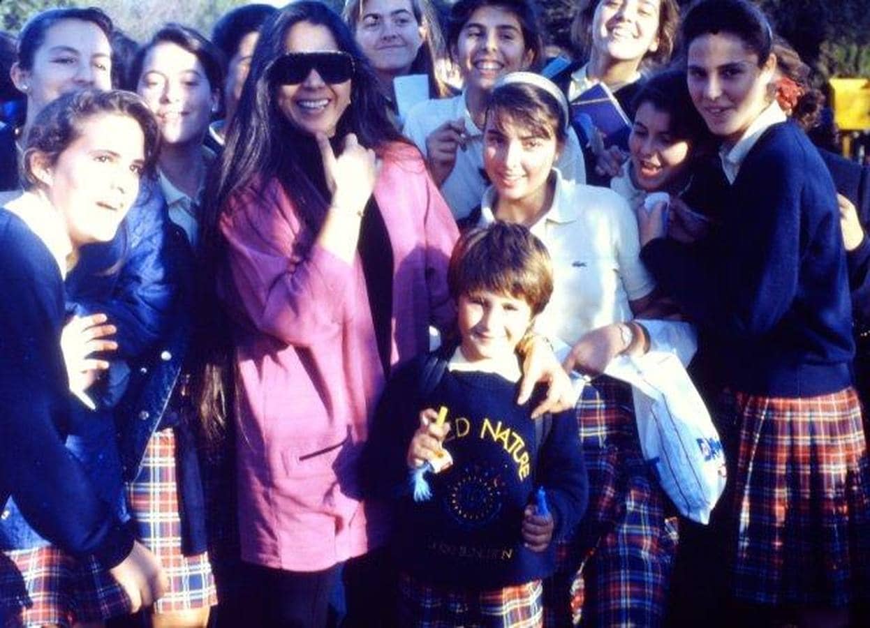 En el colegio. UNa fotografía de Isabel Pantoja durante una visita al colegio de su hijo Kiko, con quien aparece en la imagen