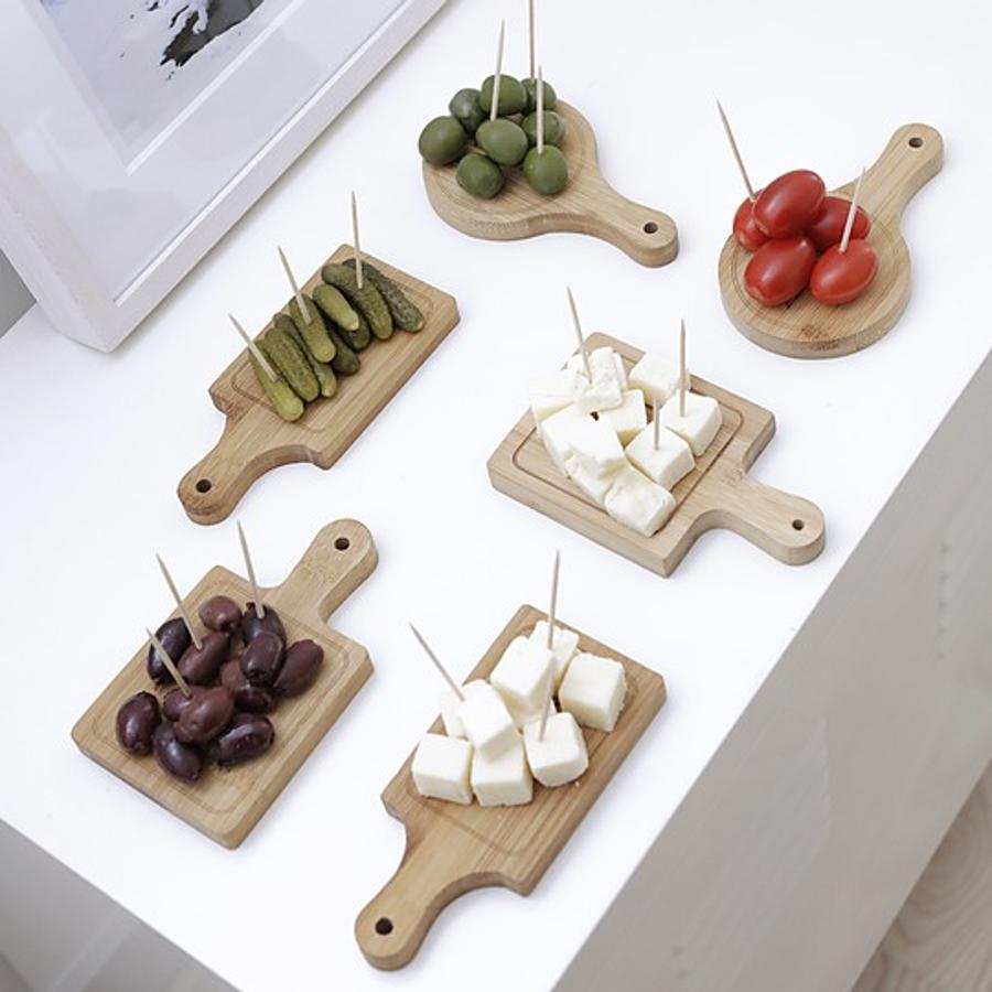 Mini tablas de cocina para servir el aperitivo. Este juego de seis pequeñas tablas de cortar de bambú será la forma más chula y estilosa de servir el aperitivo. 17,50 en Curiosite.