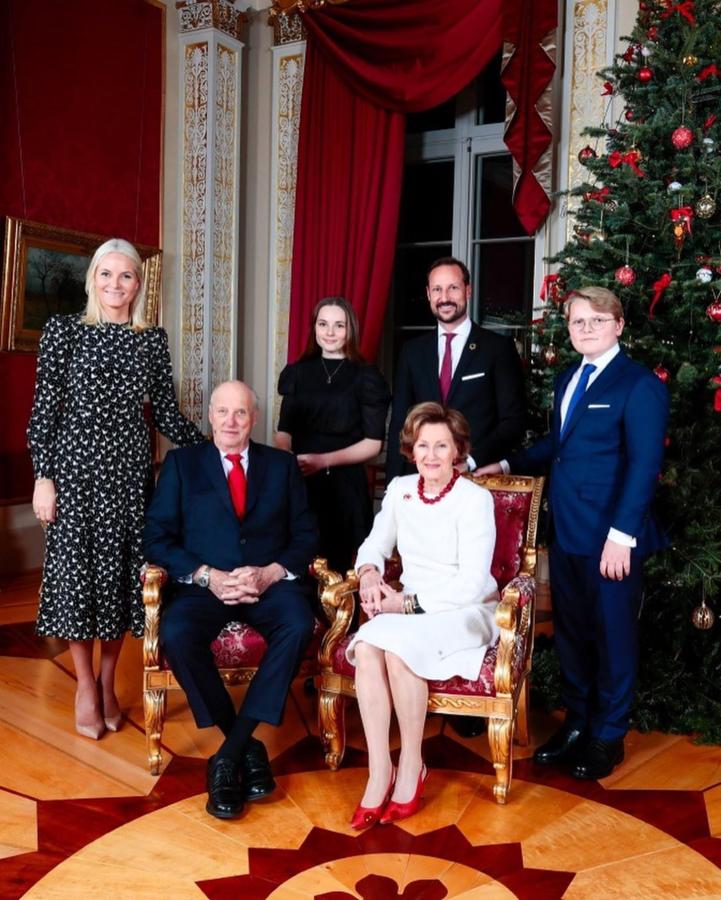 Por su parte, el Rey Harald y Sonia de Noruega junto al resto de la familia han escogido varias imágenes para felicitar las fechas, unas más institucionales (como la de arriba) y otras más divertidas. 