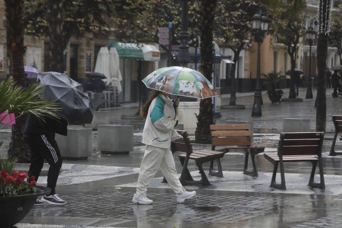 FOTOS: Tormentas y viento fuerte en Cádiz por la llegada de Elsa