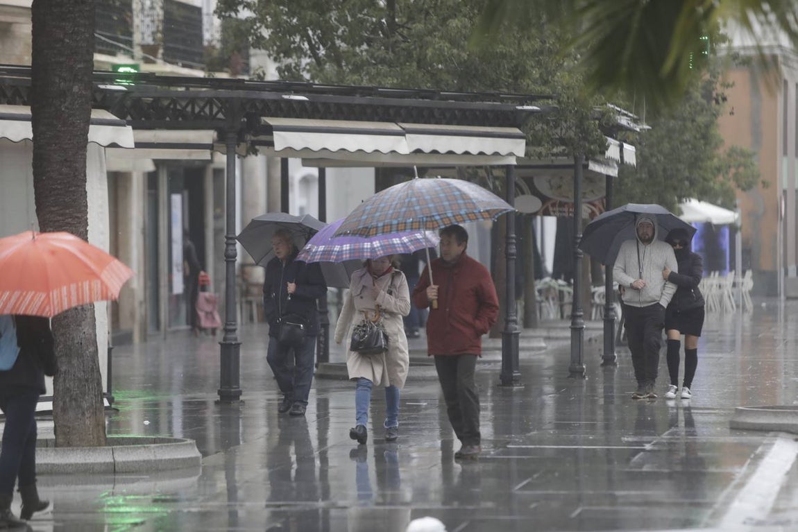 FOTOS: Tormentas y viento fuerte en Cádiz por la llegada de Elsa
