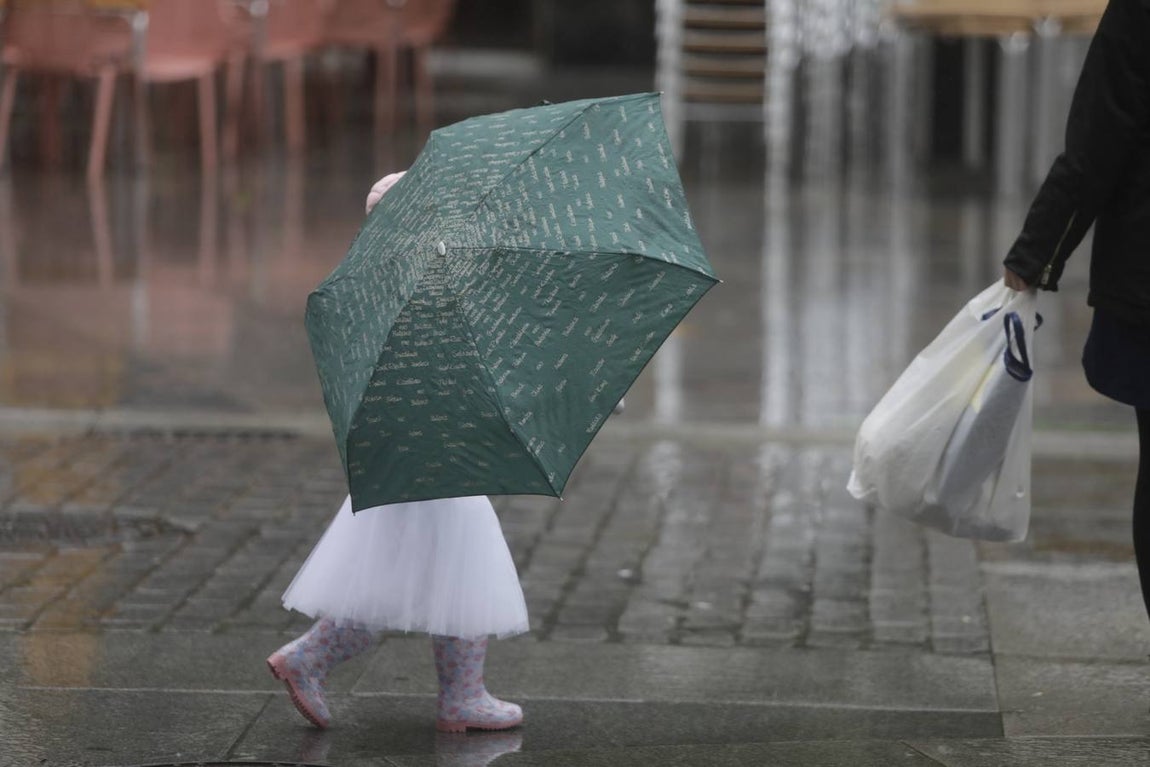 FOTOS: Tormentas y viento fuerte en Cádiz por la llegada de Elsa