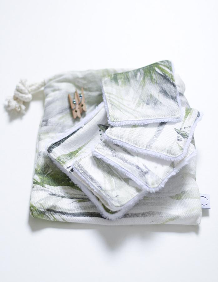 Toallitas desmaquillantes. Pack de 8 toallitas desmaquillantes reutilizables para limpiar y desmaquillar el rostro. La zona de limpieza está fabricada con hilo de bambú, tejido que se caracteriza por si gran suavidad. Fabricadas en algodón y bambú. 19,50 euros en Hendayestyle.com.