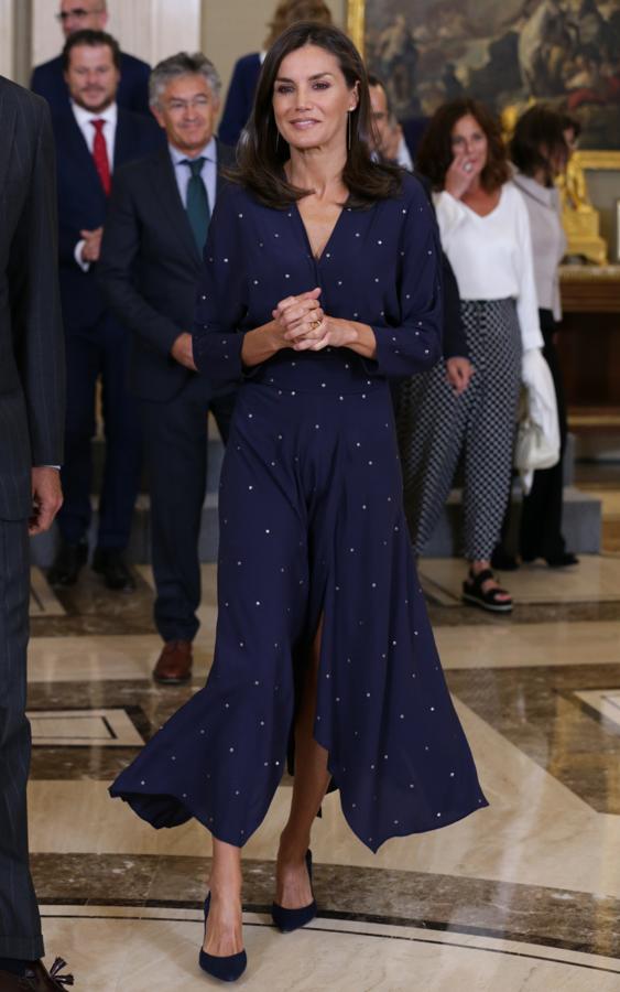 Precisamente con Juliana Awada comparte muchas cosas y algún que otro estilismo. Durante la audiencia celebrada en el palacio de la Zarzuela a la junta directiva de la Academia de las Ciencias y las Artes de Televisión, la Reina Letizia optó por un vestido de Maje que ya había lucido la esposa de Mauricio Macri en marzo. Se enamoró perdidamente.. 