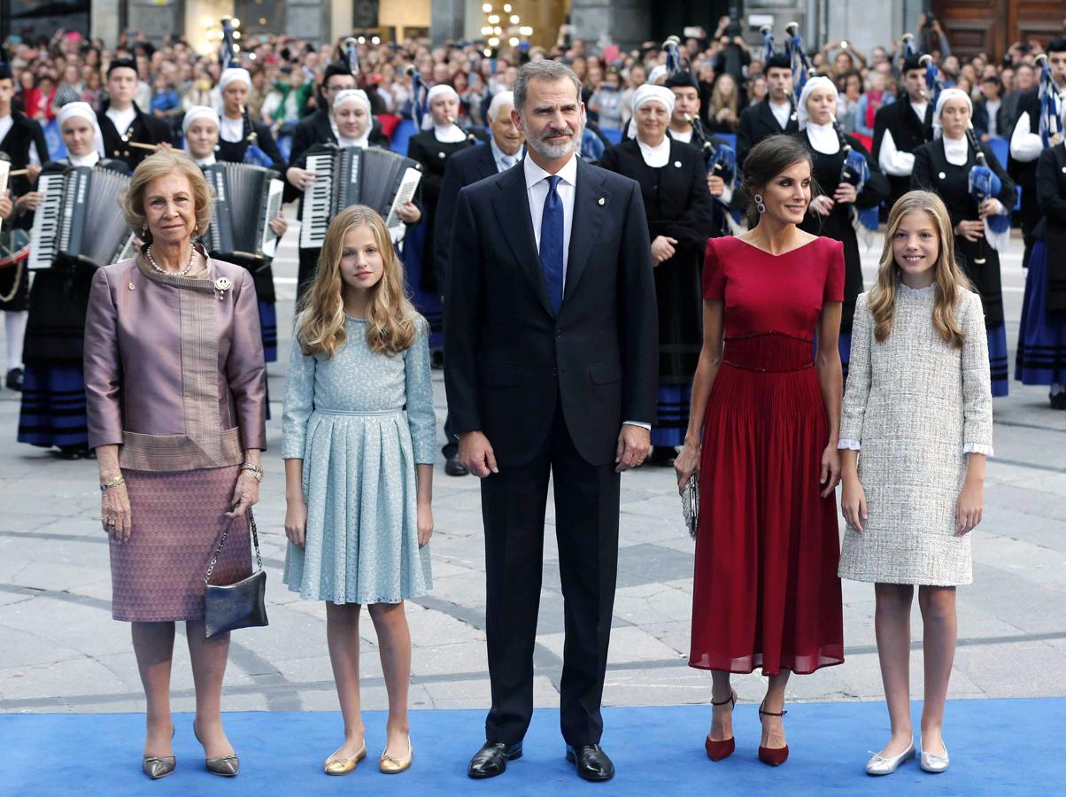 Aunque no es el vestido rojo más espectacular que ha llevado la Reina Letizia, pues es su color fetiche en todas las fechas señaladas y son muchos los que ha lucido, sí ha destacado este año. Un vestido que, no obstante, es una elección sin precedentes, ya que nunca había optado por este color en la celebración de los Premios Princesa de Asturias.. 