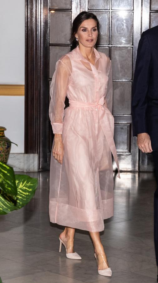 Sin duda ha sido el año del rosa para la Reina Letizia. Su maleta para su viaje a Cuba dejó a todos impresionados con vestidos como el de la imagen superior. Se trata de un diseño rosa empolvado y de tipo bailarina, perteneciente a la firma francesa Maje. El tejido principal es de organza, muy de tendencia este año. Todas las firmas que se precien, incluso las «low cost», cuentan con algún modelo en este tejido semirrígido.. 
