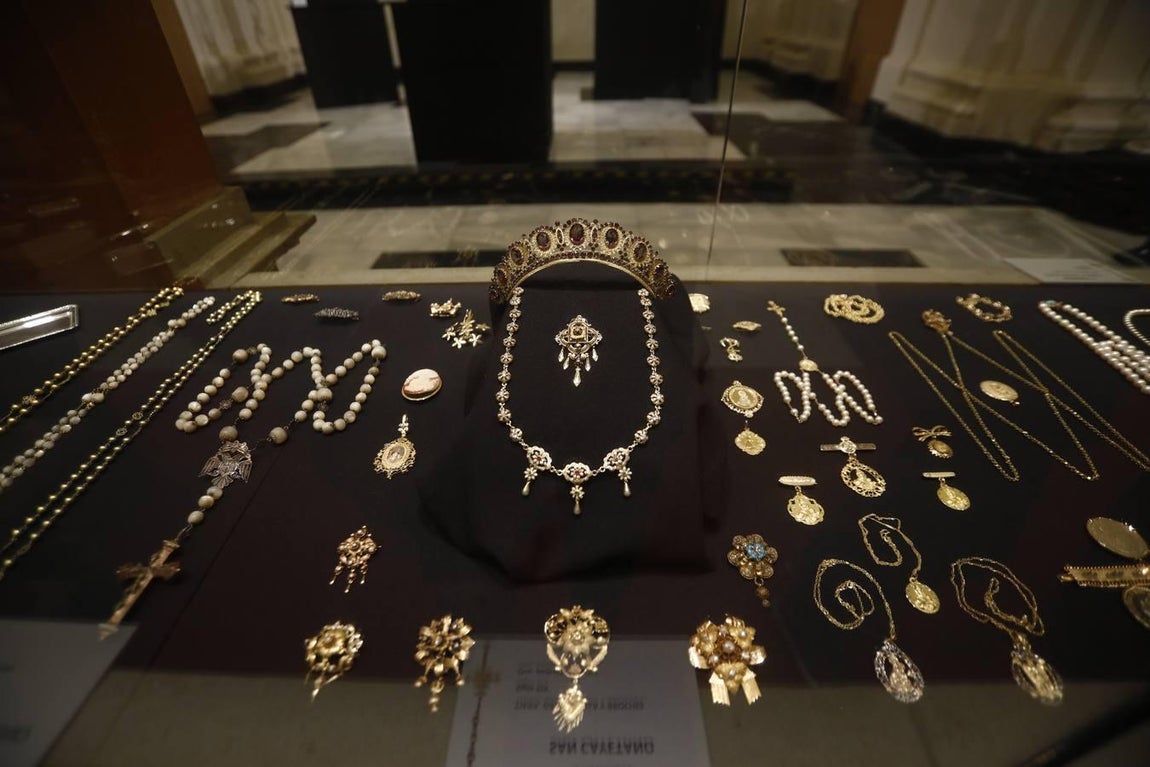 La exposición del ajuar de las Vírgenes de gloria de Córdoba, en imágenes