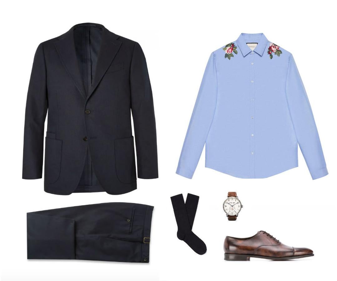Look de Nochevieja con camisa bordada. Aime Leon Dore es la firma del traje oscuro que te proponemos (precio: 1.315 euros) combinar con una camisa bordada como esta de Gucci (precio: 790 euros) que no necesitará demasiados accesorios. Basta un reloj de Ulysse Nardin (precio: 7.900 euros), unos calcetines de CDLP (precio: 80 euros) y unos zapatos de John Lobo (precio: 1.194 euros) para que el conjunto sea un éxito.