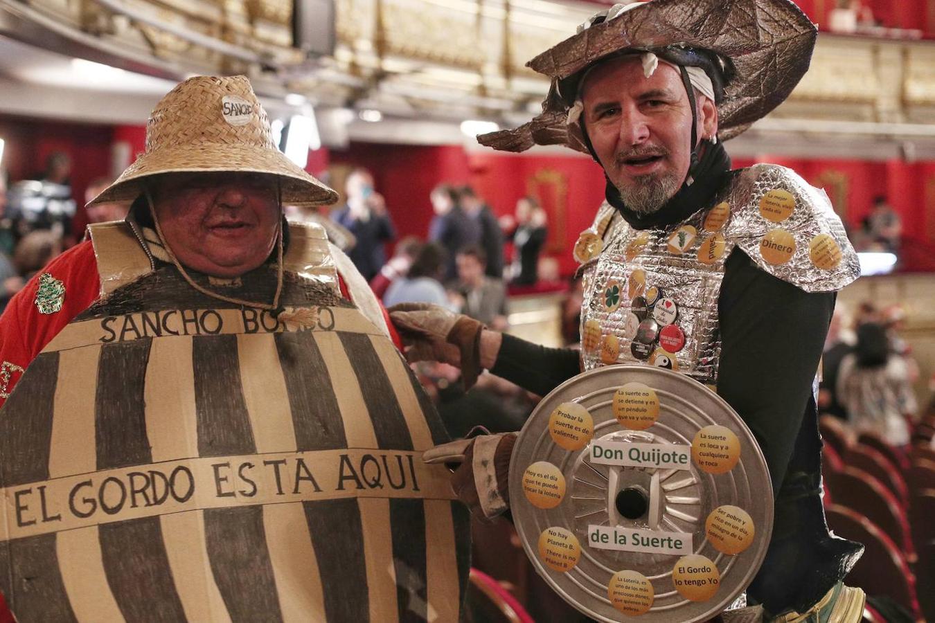 Dos hombres vestidos como Don Quijote y Sancho Panza han asistido a la celebración del Sorteo Extraordinario de la Lotería de Navidad 2019. 