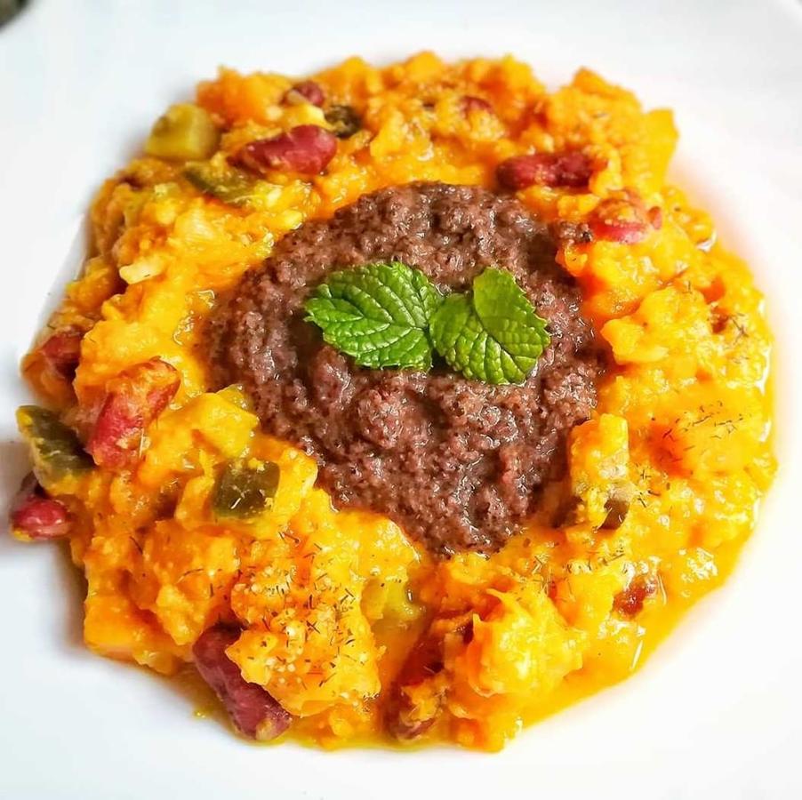 Curry de otoño y couscous de trigo sarraceno. En @realfooding presentan uno de los <a href="https://www.abc.es/bienestar/alimentacion/recetas-saludables/abci-aperitivos-entrantes-ligeros-para-303483702494-20191219072229_galeria.html" target="_blank">aperitivos sanos y ricos. Para prepararlo se</a> necesita boniato y calabaza, diente de ajo, una chalota, un puerro, una cebolla, <a href="https://www.abc.es/bienestar/abci-alimentos-probioticos-cuidan-intestino-303321244617-20191113012606_galeria.html" target="_blank">berenjena</a>, alubias rojas cocidas, AOVE, sal y las siguientes <a href="https://www.abc.es/bienestar/alimentacion/abci-especias-combinan-mejor-cada-alimento-201910300120_noticia.html" target="_blank">especias</a>: <a href="https://www.abc.es/bienestar/alimentacion/abci-nuez-201910141844_noticia.html" target="_blank">nuez </a>moscada, curry, ajo en polvo y cebolla en polvo, bebida vegetal de soja, caldo de verduras, couscous de trigo sarraceno. Aquí puedes encontrar el <a href="https://www.instagram.com/p/B6YCiwGAY-U/" target="_blank">paso a paso</a>.