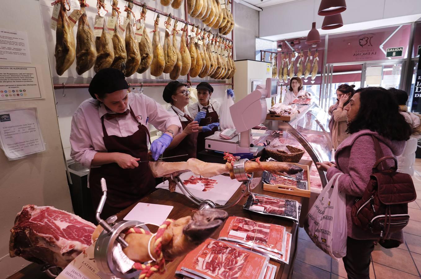 Las últimas compras antes de la Nochebuena en Córdoba, en imágenes