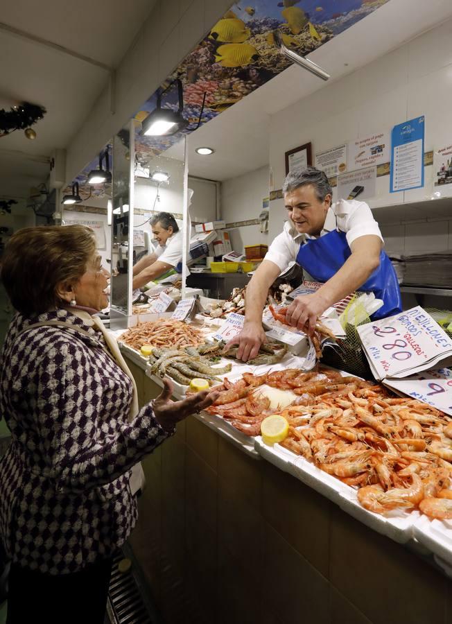 Las últimas compras antes de la Nochebuena en Córdoba, en imágenes