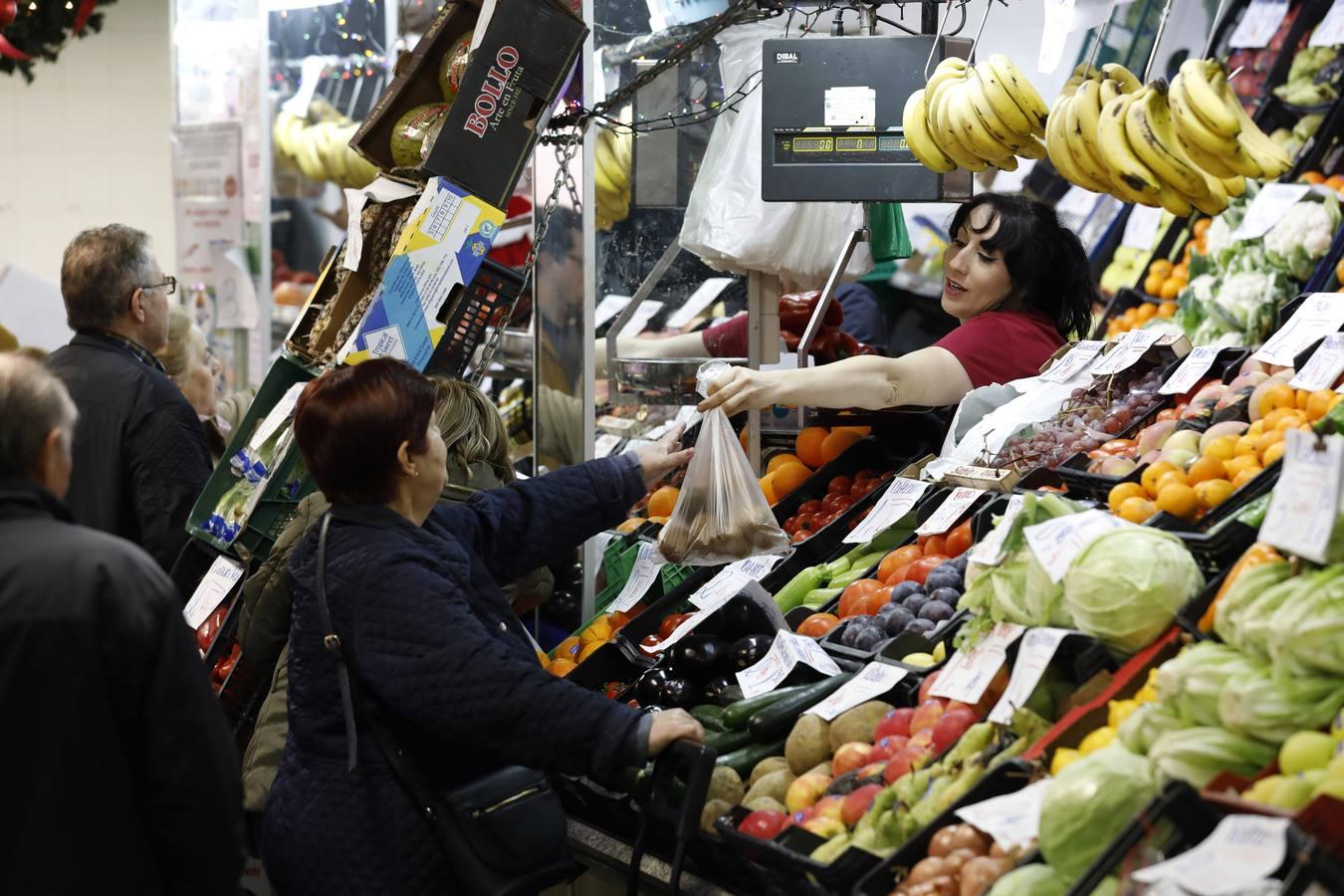 Las últimas compras antes de la Nochebuena en Córdoba, en imágenes