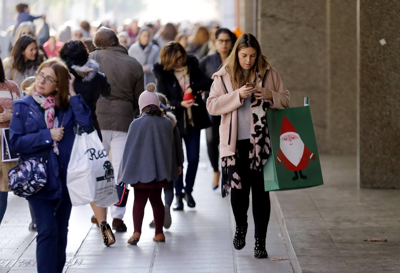 Las últimas compras antes de la Nochebuena en Córdoba, en imágenes