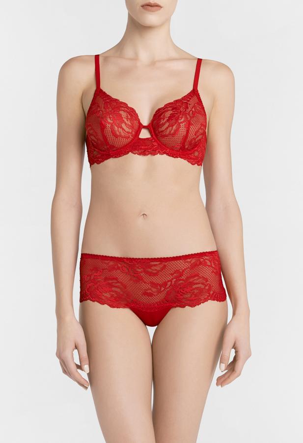 Red lace boyshort brief. Para las que prefieren apostar por la comodidad pero sin renunciar al estilo es este modelo de culotte de La Perla. Un diseño confeccionado en encaje y tul elástico. Su precio es de 95 euros.
