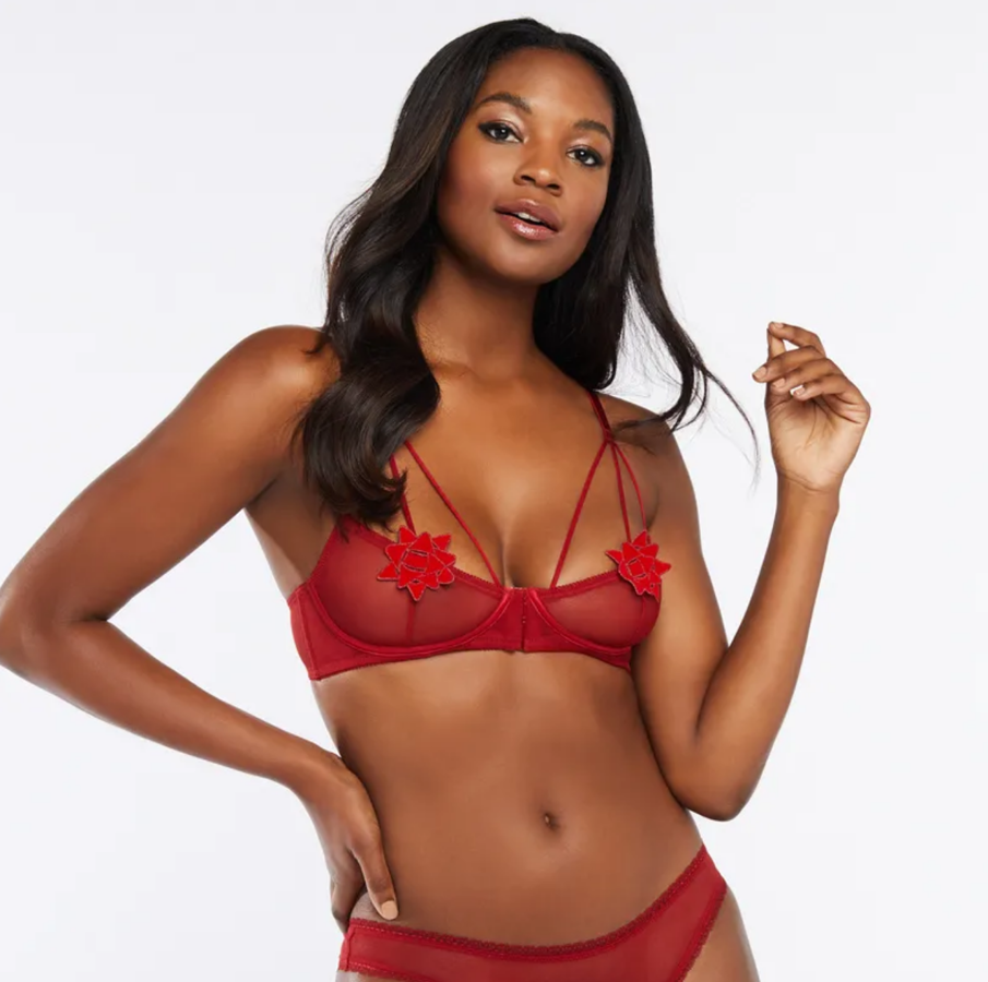 Gift Bow Half Cup Bralette. De la firma creada por la artista Rihanna es este original sujetador. Un diseño de media copa de malla, calcomanía de encaje, detalle de tiras y cierre de corches en la parte delantera. Su precio es de 68 euros.